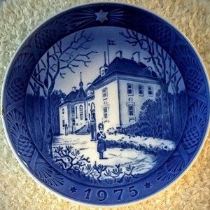 Royal Copenhagen Porcelain Plate - 1975 The Queen's Residence 10/10 condition